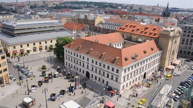 Klter irskch mnich du Hybern. Zhruba dv st let star nemovitost je chrnna jako kulturn pamtka. Skld se vlastn ze dvou objekt, trojkdl budovy se zahradou o rozloze 5 730 m2 (na snmku) mezi ulicemi Hybernsk a V Celnici a men budovy v Hybernsk ulici o rozloze 2 234 m2.