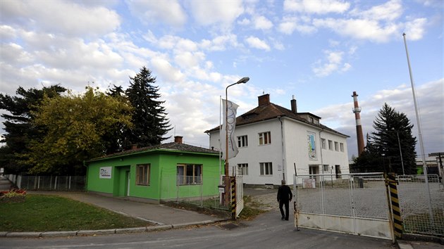 Demonstrace proti podniku Azos CZ (na snmku je vjezd do arelu firmy), kter podle obyvatel a veden msta obtuje sv okol zpachem, se konala 30. ...