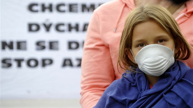 Demonstrace proti podniku Azos CZ, kter podle obyvatel a veden msta obtuje sv okol zpachem, se konala 30. z v Nymburku.