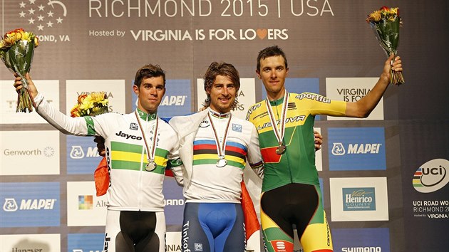 Stupn vtz na MS cyklist (zleva): druh Michael Matthews , vtzn Peter Sagan a bronzov Ramunas Navardauskas.