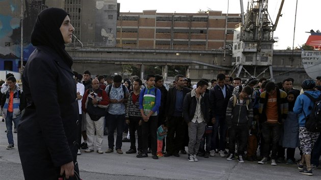 Benci po pjezdu z eckho ostrova Lesbos ekaj v pstavu Piraeus na pjezd autobusu, kter je zaveze na stanici metra. (30. 9. 2015)