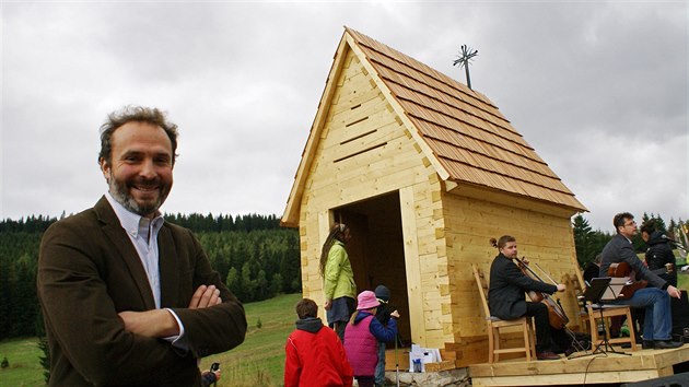 Inicitor stavby Tom Otruba ped svou novou zvonikou na Vlaskch boudch v Krkonoch (27.9.2015).