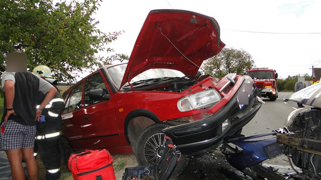 Pi nehod v Lubn na Krlovhradecku se stetla dv osobn auta a nkladn auto (29.9.2015).