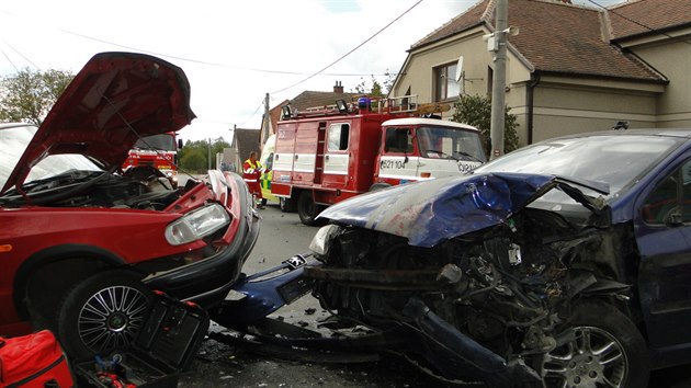 Pi nehod v Lubn na Krlovhradecku se stetla dv osobn auta a nkladn auto (29.9.2015).