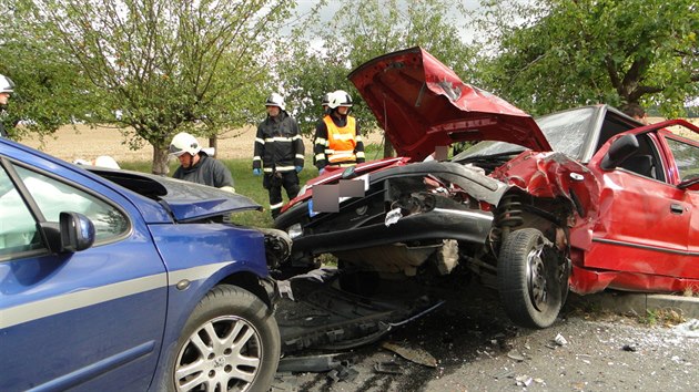 Pi nehod v Lubn na Krlovhradecku se stetla dv osobn auta a nkladn auto (29.9.2015).