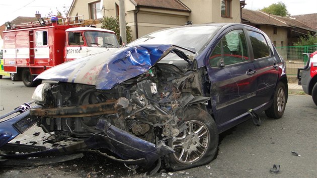 Pi nehod v Lubn na Krlovhradecku se stetla dv osobn auta a nkladn auto (29.9.2015).