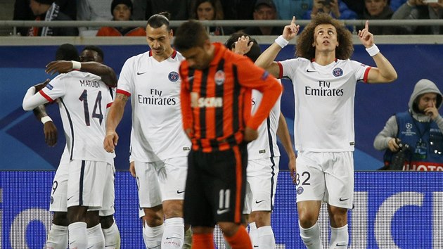 DKY BOHU. David Luiz z PSG (vpravo) slav se spoluhri svj gl proti achtaru.