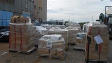 Celníci v praské Hostivai objevili ve dvou kontejnerech 11 tisíc lahví...