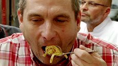 Majitel si pochutnává na kvalitních těstovinách, které náklady na jednu porci... Majitel si pochutnává na kvalitních těstovinách, které náklady na jednu porci...