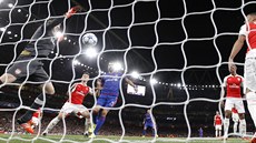 Kolumbijský gólman David Ospina z Arsenalu si v utkání Ligy mistr proti...
