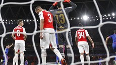 Kolumbijský gólman David Ospina z Arsenalu v utkání Ligy mistr proti...