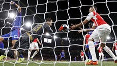 Kolumbijský gólman David Ospina z Arsenalu se v utkání Ligy mistr proti...