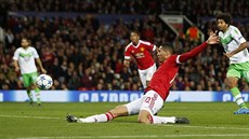 OBRAT DOKONÁN. Chris Smalling z Manchesteru United dává proti Wolfsburgu gól na...