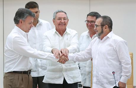 Kubánský prezident Raúl Castro peetí dohodu mezi kolumbijským prezidentem...