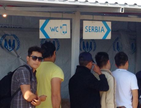 Doleva toalety a nabíjeky smartphon, doprava Srbsko.