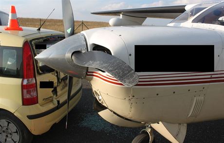 Auto na letiti u Píbrami nabouralo do letadla (5.10.2015).