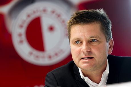 TLAK. Slavia s novými majiteli nakoupila osm nových hrá. Tým te bude pod vtím tlakem fanouk i médií a svenci Duana Uhrina se s tím musí srovnat.