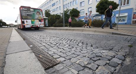 Pokozený povrch zastávky na Francouzské tíd v Plzni na Slovanech. (27. záí...