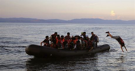 Uprchlíci piplouvají na ecký Lesbos. Na peplnném lunu vypluli z Turecka...