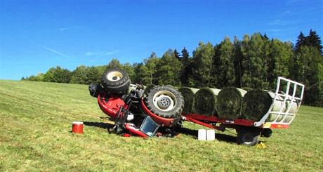 Pi sjídní ze svahu vleka strhla traktor a ten se poté pevrátil. idi...