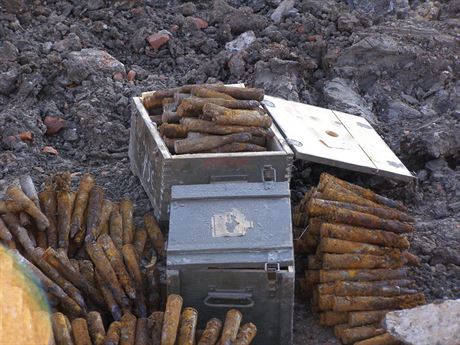 Na Hodonínsku vykopali ze zasypané studny tisíce kus válené munice.