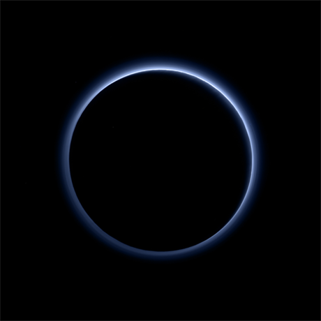 Vrstva oparu na Plutu na snmku pozenm sondou New Horizons odhaluje jeho...