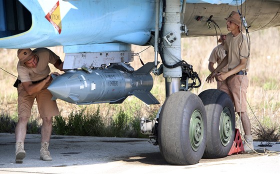 Rutí vojáci na základn Hmímím v Sýrii nasazují rakety na stroj Su-34. (5....