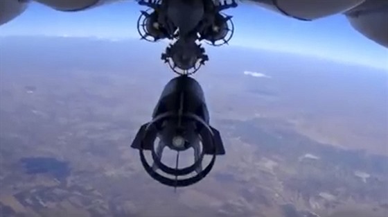 Ruský bitevní Su-24M vypoutí bombu nad Sýrií. Snímek pochází z webu ruského...