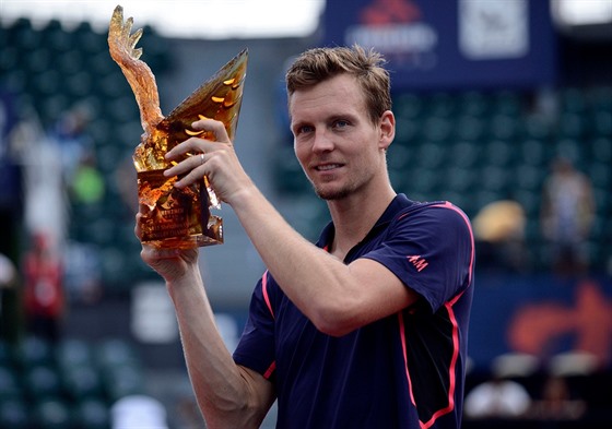 Tomá Berdych s trofejí pro vítze turnaje v ínském en-enu.