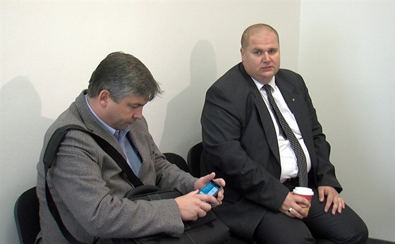 Bývalý vyetovatel Rostislav Kotr (vpravo) s obhájcem (6. íjna 2015)