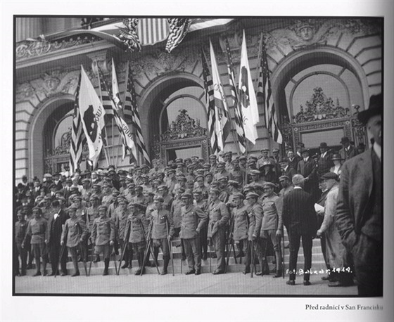 Hromadná fotografie eskoslovenských legioná ped sanfranciskou radnicí v...