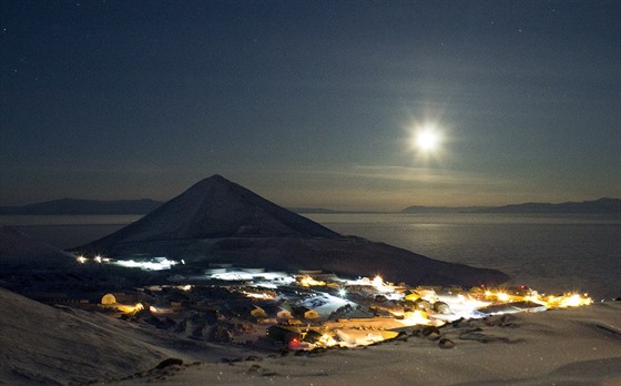 Msíc nad antarktickou základnou McMurdo. V zim je tma 24 hodin denn.