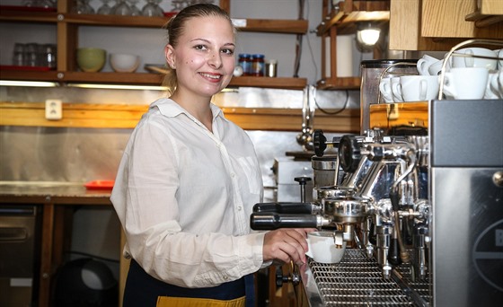 tyiadvacetiletá Kristýna pracuje v mléném baru Naproti v centru Ostravy. (1....