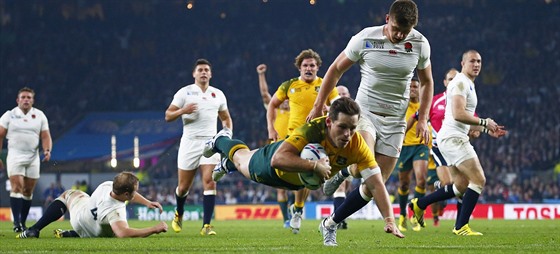 Australský útoník Bernard Foley se probijí do brankovit Anglie a pokládá...