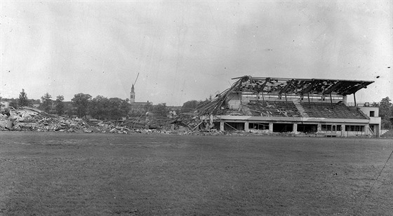 Pvodní tribuna Androva stadionu v Olomouci v roce 1945 poniená výbuchem. Do...