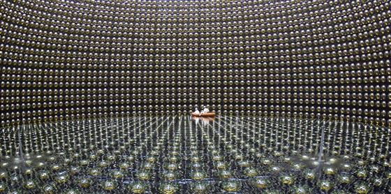 Pohled do nitra detektoru Super-Kamiokande, který je uren mimo jiné i k...