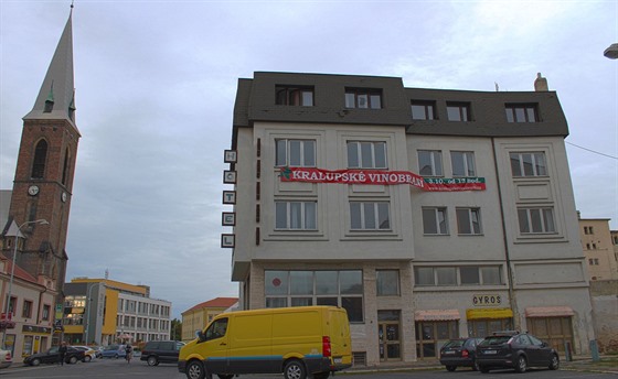 Lidé v Kralupech nad Vltavou podepisují petici proti demolici staré budovy...