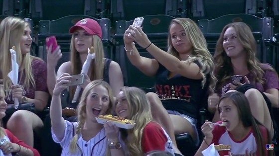 Na baseballovém zápase nechybly ani selfie s hotdogem