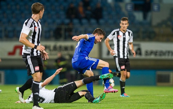 Budjovický Michal ezá se snaí získat mí od olomouckého Lukáe Kalvacha.