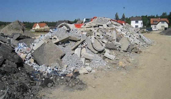 Hromady odpadu, které podle IP navezla firma Robstav stavby k.s.