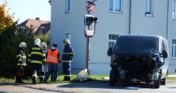 idii dodávky vyvázl ze stetu s rychlíkem bez zranní. (2. íjna 2015)