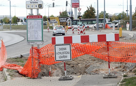 Na kiovatce Borské ulice s Folmavskou ulicí v Plzni pidávají stavbai jeden...