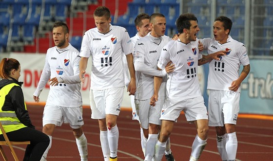 Ostravtí fotbalisté se radují z gólu Jaroslava Machovce (druhý zprava).