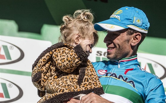 Cyklista Vincenzo Nibali s dcerou po triumfu v závod Giro Di Lombardia.