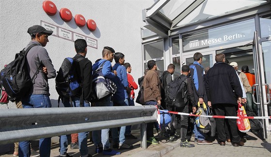Uprchlíci, kteí pijeli vlakem z Rakouska, vstupují do doasného uprchlického...