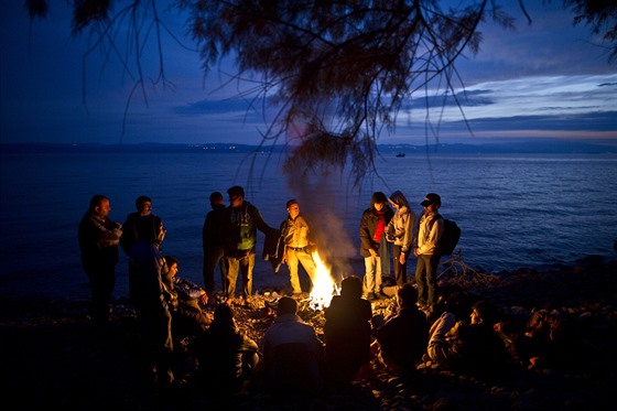 Uprchlíci ze Sýrie a Afghánistánu se zahívají u ohn na ostrov Lesbos, kam...