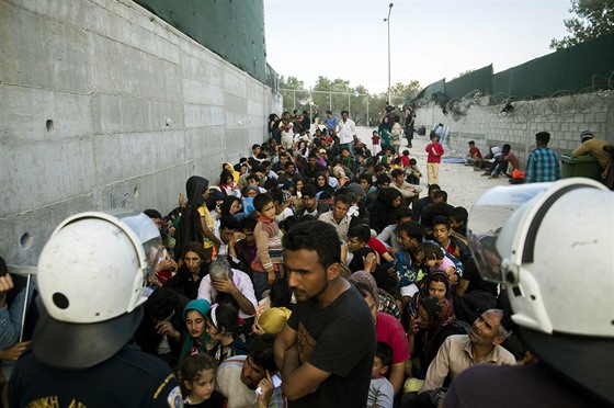 Afghántí uprchlíci ekají na ostrov Lesbos, a se budou moci zaregistrovat...
