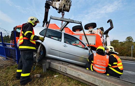 Hasii museli pi vyprotní Volkswagenu Golf ze stedových svodidel pouít...