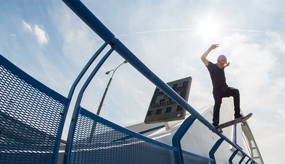 Maxim Habanec se skateboardem na bratislavském most