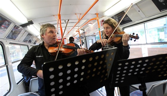 Filharmonici v Brn zahráli cestujícím v tramvaji. Slavili den hudby.